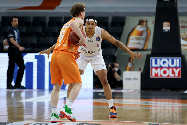 随着切尔西2-0，热刺0-1，曼联3-2绝杀伯恩利，英超积分榜出炉！