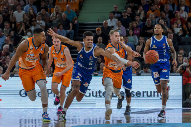 NBA战报：波尔津吉斯29分7板，老鹰115-98轻取鹈鹕（NBA赛报：波尔津吉斯砍下29分7篮板，老鹰115-98轻松击败鹈鹕）